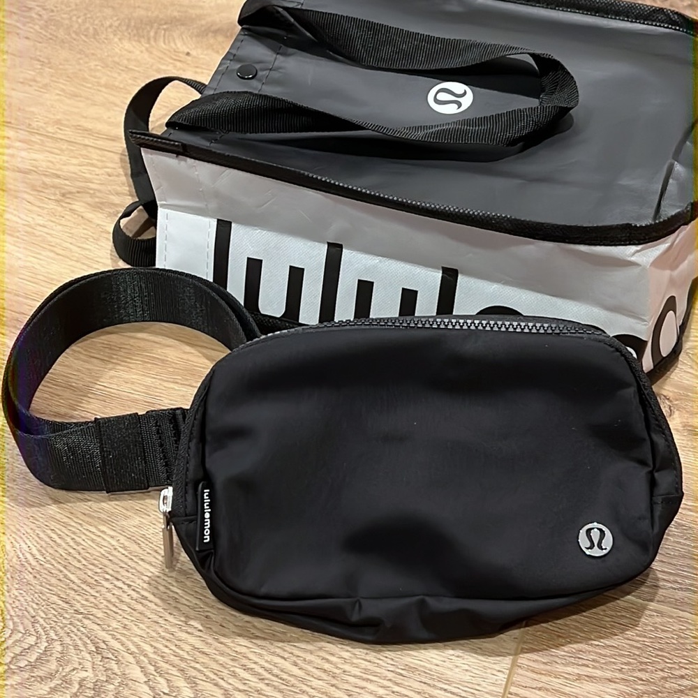 ✨ LULULEMON ✨ Classic Black Everywhere Belt Bag